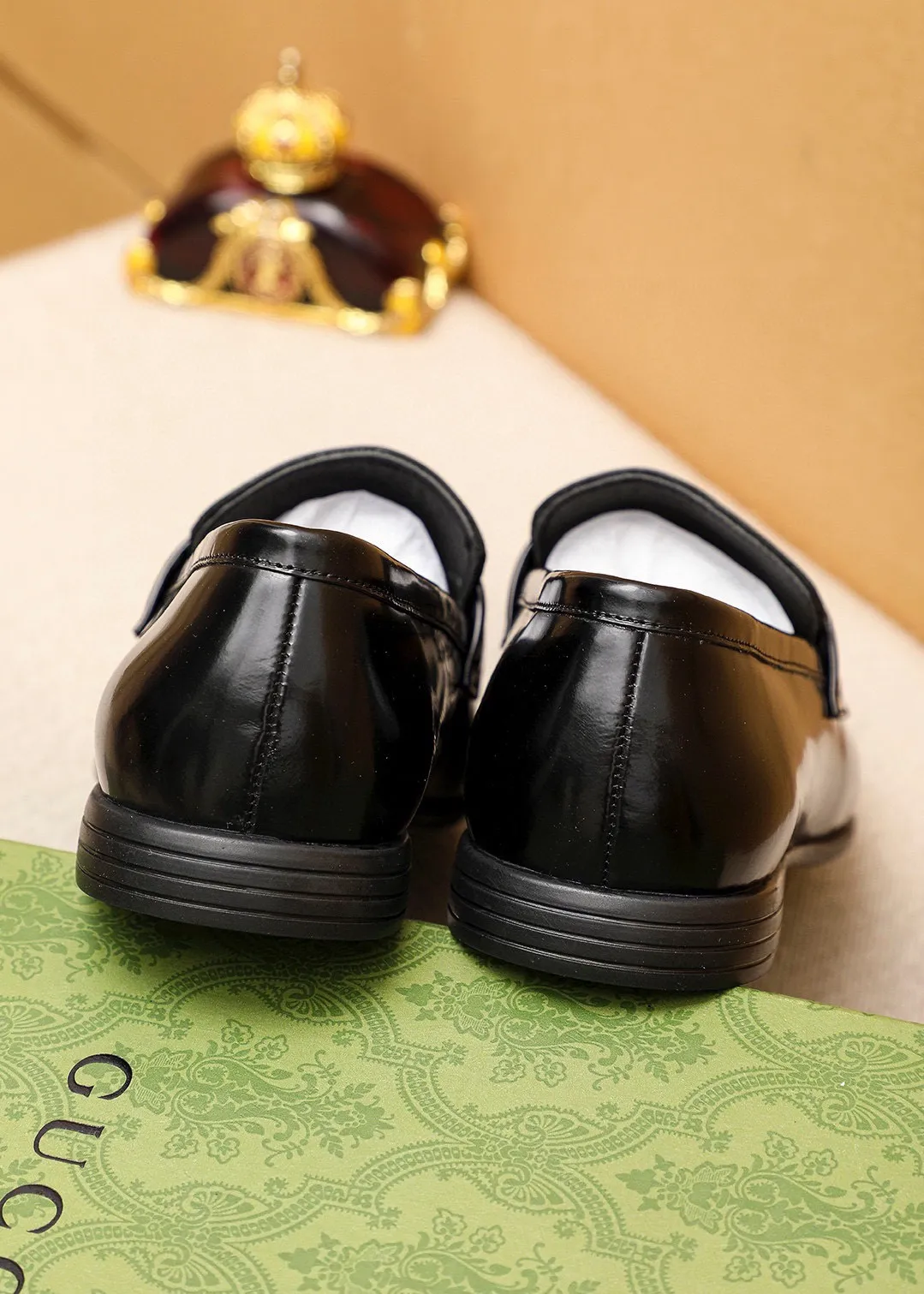 Men's shoes 💰460 💐 Product trademark: GUCCI "Gucci" casual leather shoes Regular size: 39-45 (38.45🉑️customized) Product materials: Selected imported first-layer open-edge beaded cowhide leather upper + luxury hardware buckle, imported cowhide leather lining. Strong three-dimensional visual effect, rubber outsole Color: 1⃣️color optional